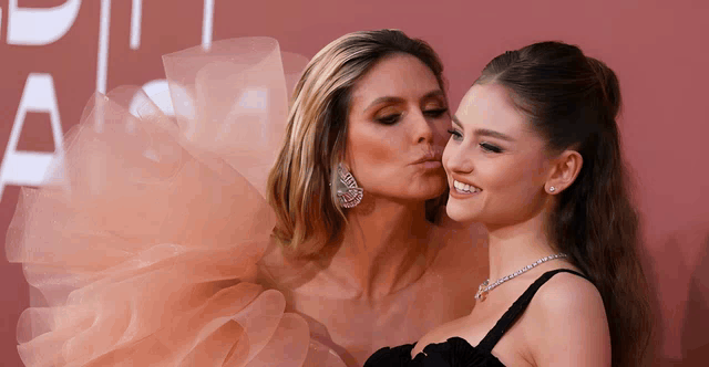 1569008896.gif