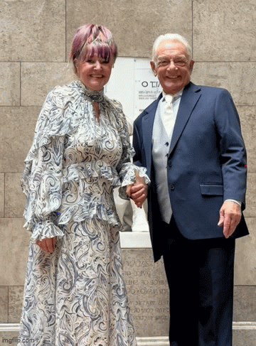wedding.thumb.gif.063634152ba725158e2dc4d012ec3fa4.gif